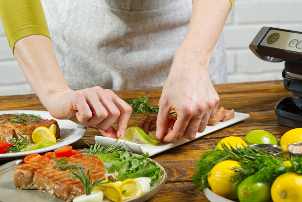 厨师用蔬菜装饰炸金枪鱼片图片下载