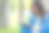 一个40岁的女人在公园看书的特写照片。她在电脑前工作，时不时地上网休息一下图片下载