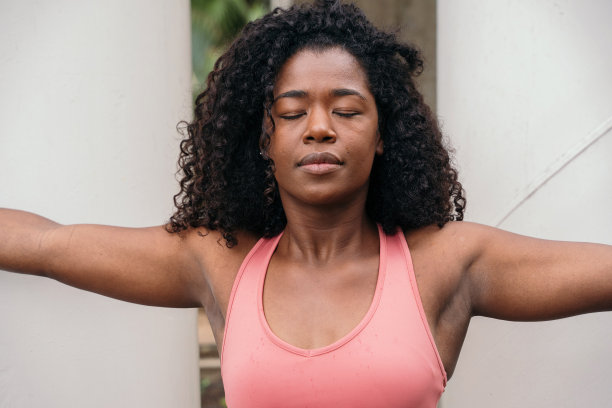 非裔美国妇女闭着眼睛的肖像。图片下载