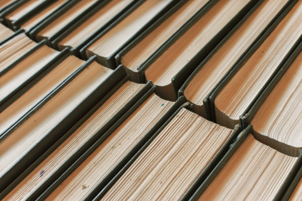 一堆旧书。一堆古董书。文学与学校观念。图书馆的概念。书架靠近。书的背景。教育的概念。知识和智慧的概念。图片下载