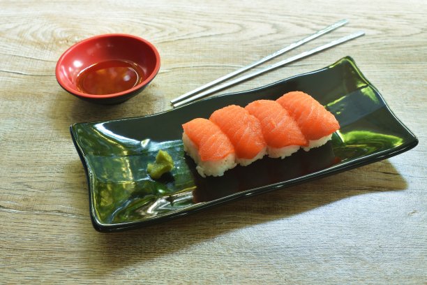 三文鱼寿司日本食物，用芥末蘸酱油图片下载