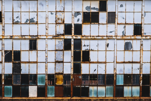 废弃工厂的破旧窗户，玻璃破碎，木板生锈图片下载