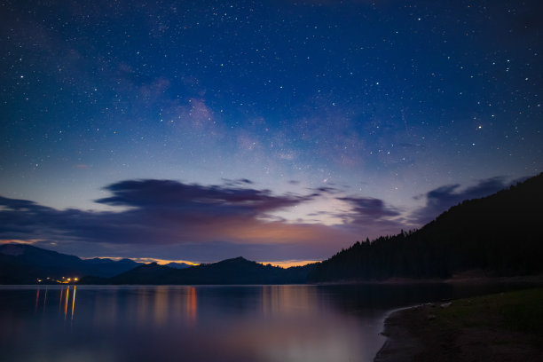 等待月亮升起图片下载