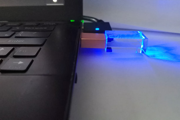 闪存盘插入笔记本电脑。数据传输技术。图片下载