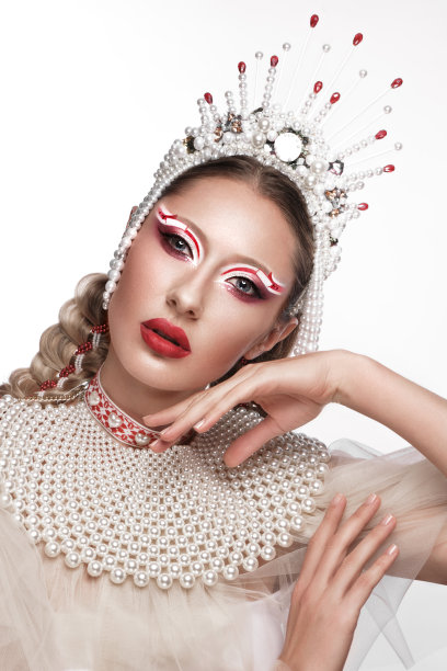 美丽的女人在一个创造性的风格与明亮的化妆和白色的衣服和配件图片下载