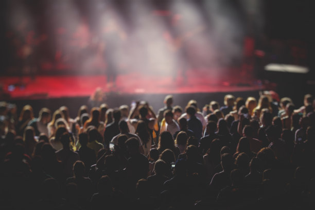 拥挤的音乐厅，现场舞台灯光，现场表演，与人剪影，舞池空气在音乐会露天音乐节图片下载