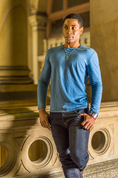 年轻黑人大学生的肖像站在办公楼里，向前看图片下载