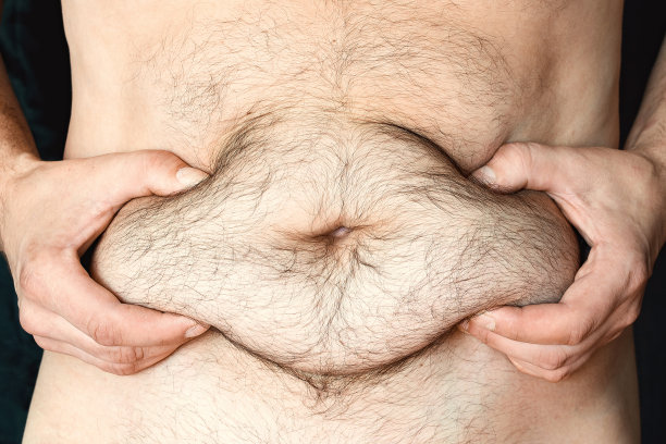 一个男人露出了他的大肚子图片下载