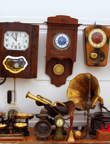 古董集市墙上的旧钟图片下载