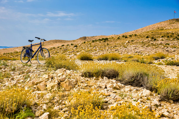 一辆孤独的自行车在克罗地亚帕格岛贫瘠的风景前图片下载