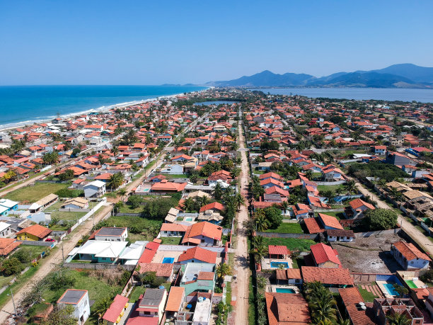 俯瞰里约热内卢的Saquarema和Itaúna海滩。以海浪和山顶的教堂而闻名。阳光明媚的一天。无人驾驶飞机的照片图片下载