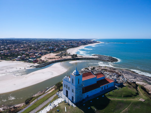 俯瞰里约热内卢的Saquarema和Itaúna海滩。以海浪和山顶的教堂而闻名。阳光明媚的一天。无人驾驶飞机的照片图片下载