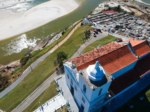 俯瞰里约热内卢的Saquarema和Itaúna海滩。以海浪和山顶的教堂而闻名。阳光明媚的一天。无人驾驶飞机的照片图片下载