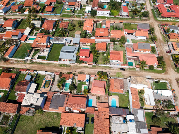 俯瞰里约热内卢的Saquarema和Itaúna海滩。以海浪和山顶的教堂而闻名。阳光明媚的一天。无人驾驶飞机的照片图片下载