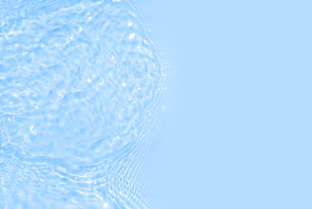 血清纹理紧密。浅蓝色液体凝胶背景。透明美容护肤样品。化妆品透明液体奶油污渍。透明的皮肤护理产品样品横幅与复制空间图片下载