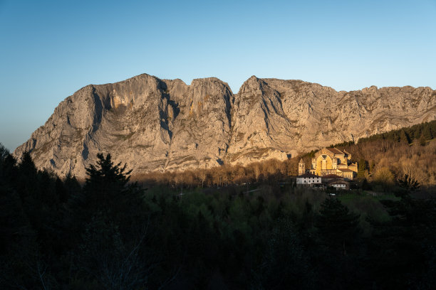 圣安东尼奥圣所位于乌尔基奥拉自然公园，周围是令人印象深刻的山脉，巴斯克地区，西班牙图片下载