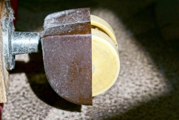 一个旧的、肮脏的、棕色的、灰色的塑料轮子图片下载