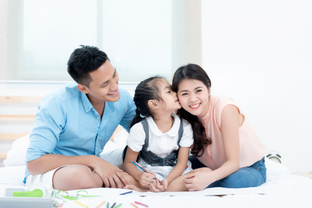 亚洲人，家庭快乐，在家学习。图片下载