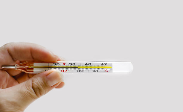 水银温度计显示高温。中性背景，文本空间，复制空间。图片下载