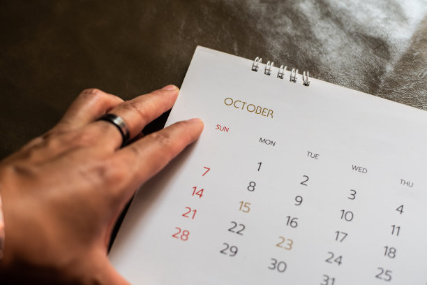 白色日历皮革背景。在规划的概念。图片下载