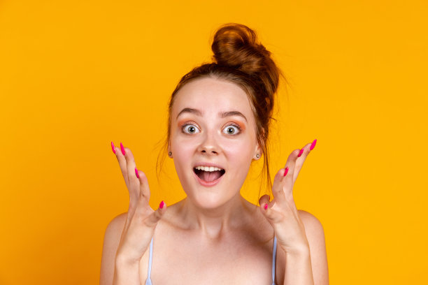 美丽女孩的肖像孤立在黄色的工作室背景。女性时装模特在休闲服装。人类情感的概念，面部表情，自然美，青春图片下载