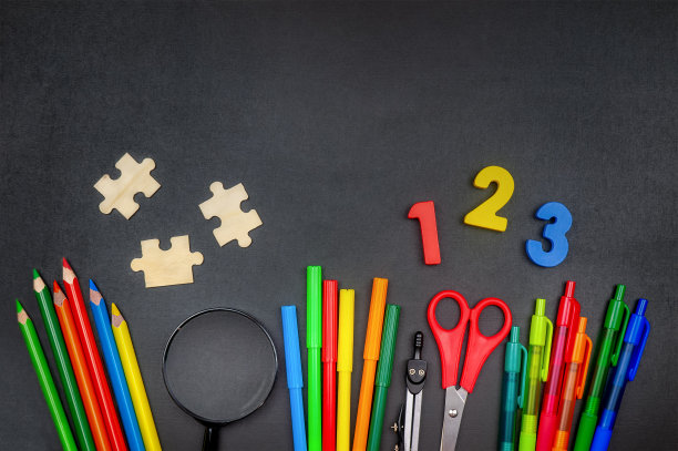 黑板背景上有学校用品图片下载