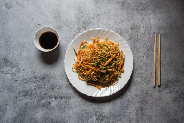 辣蔬菜面:东南亚美食，由乌冬面和蔬菜制成。图片下载