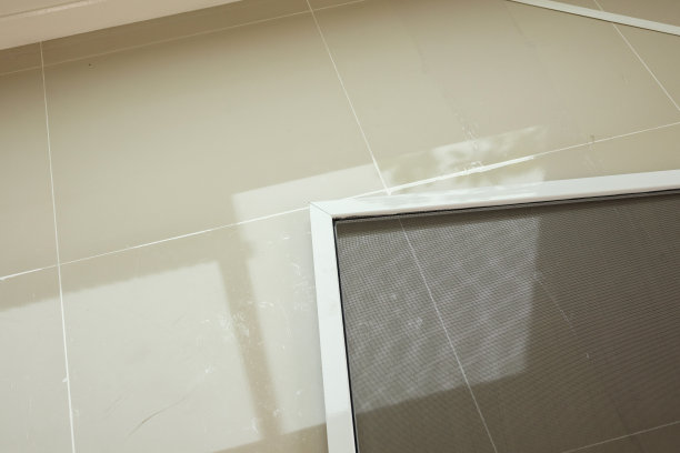 地板上有蚊帐窗图片下载