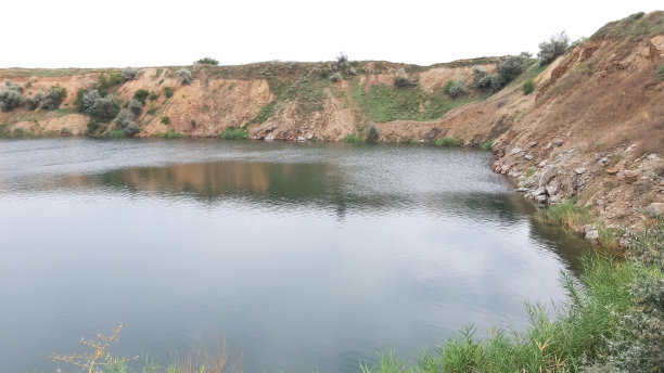 湖在光的背景，照片。自然背景。海滩全景景观。美丽的夏季。灯光背景，放松场景。图片下载