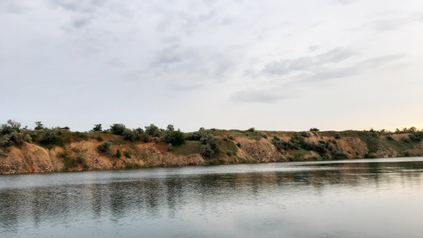 湖在光的背景，照片。自然背景。海滩全景景观。美丽的夏季。灯光背景，放松场景。图片下载