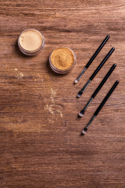 松散的粉状矿物粉末用于脸部和刷子用于木制背景上的粉末和面部。环保有机化妆品。图片下载