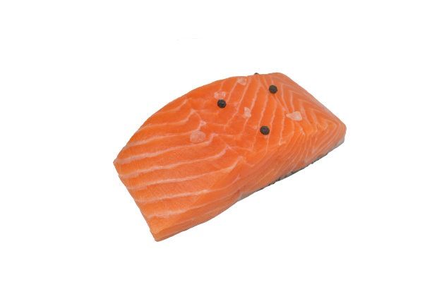 新鲜的鲑鱼鱼片装饰黑胡椒，粉红色喜玛拉雅盐在白色的背景与剪辑路径。图片下载