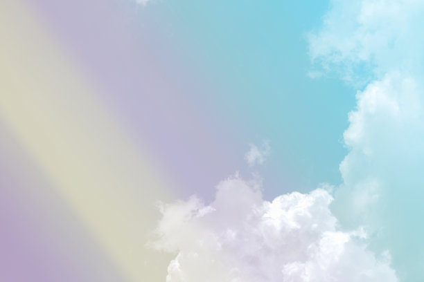 美丽甜美的淡蓝色紫罗兰色彩与蓬松的云在天空。多色彩虹图像。抽象幻想生长光图片下载