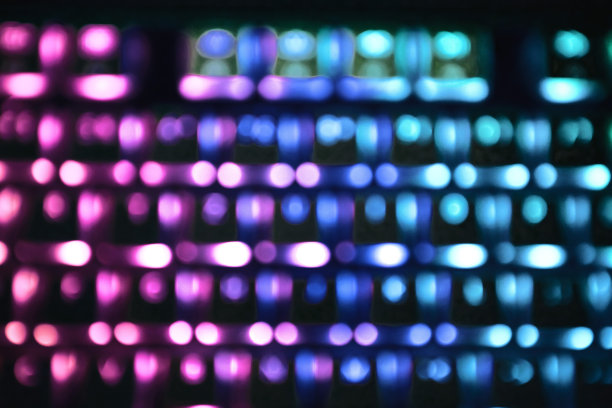 丰富多彩的抽象背景。紫色和蓝色光在黑暗背景下的散焦视图。颜色渐变。图片下载