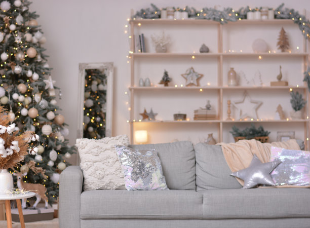 圣诞现代客厅配有圣诞树、沙发、架子等圣诞装饰品。恭贺新禧，圣诞快乐图片下载