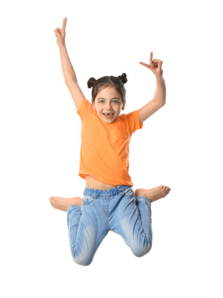 可爱的小女孩在白色背景上跳跃图片下载