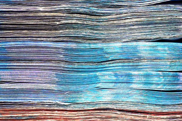 背景纹理微距照片的一大叠纸币，侧面视图图片下载