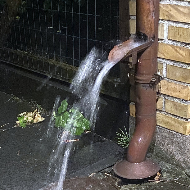 水从落水管中溅出，穿过一扇门，动作模糊图片下载