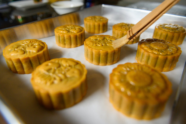 月饼师傅刷上蛋液，准备烘焙图片下载