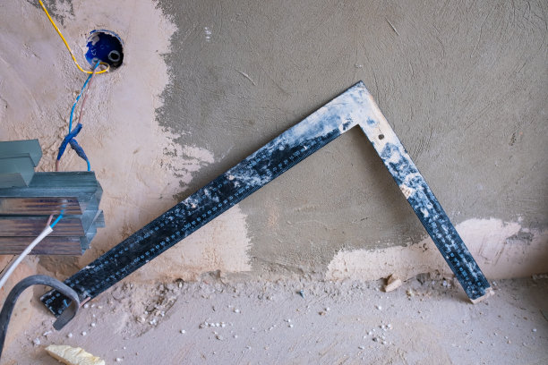 肮脏的墙壁背景上的肮脏的三角形尺子图片下载