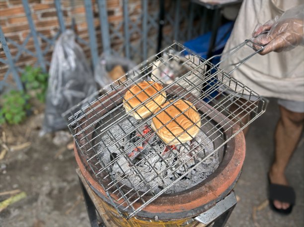 市场上出售的炭烤面包图片下载