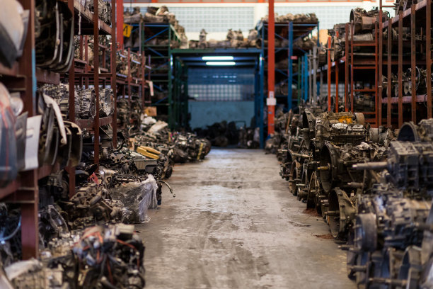 仓库或车库的汽车零部件、发动机图片下载