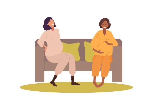 两个孕妇坐在沙发上聊天。白种人悲伤的女人向朋友抱怨痛苦，焦虑，恐惧，未知。非裔美国妇女快乐并享受怀孕。怀孕期间的情绪图片下载