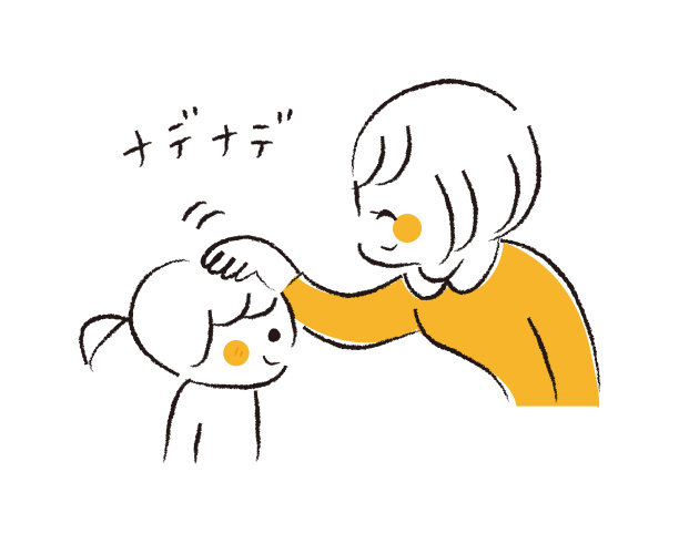 女孩被妈妈摸了摸头，看起来很高兴图片下载