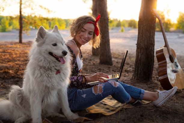 女孩带着夜行动物和一只狗在森林里图片下载