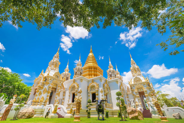 你看见月亮吗?这座美丽的寺庙是泰国清迈北部的一个旅游景点。图片下载