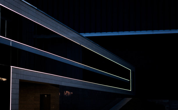 建筑正面有照明。图片下载