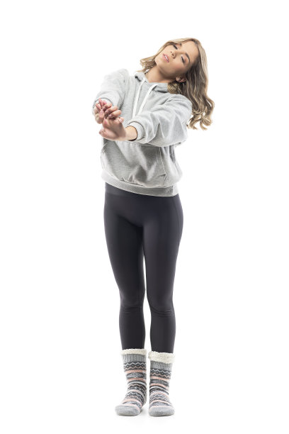 疲倦的年轻困倦的女人工作在家里的衣服拉伸感觉背部疼痛。图片下载