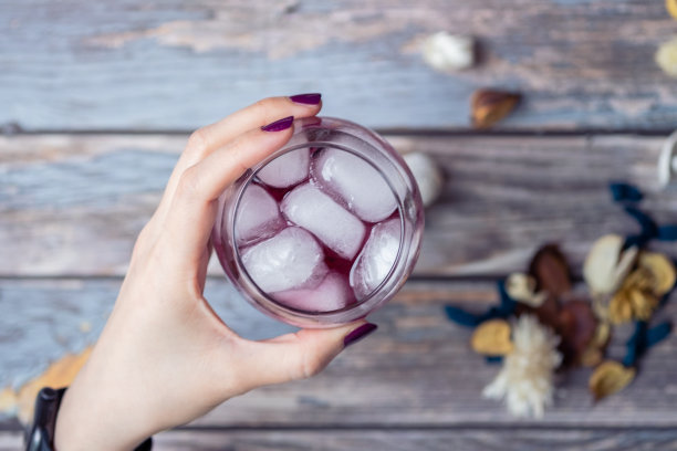 女人手上的紫色鸡尾酒图片下载