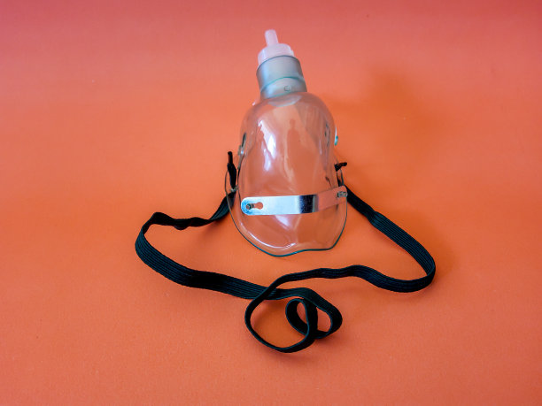 氧气面罩是广泛用于covid - 19患者的呼吸设备图片下载